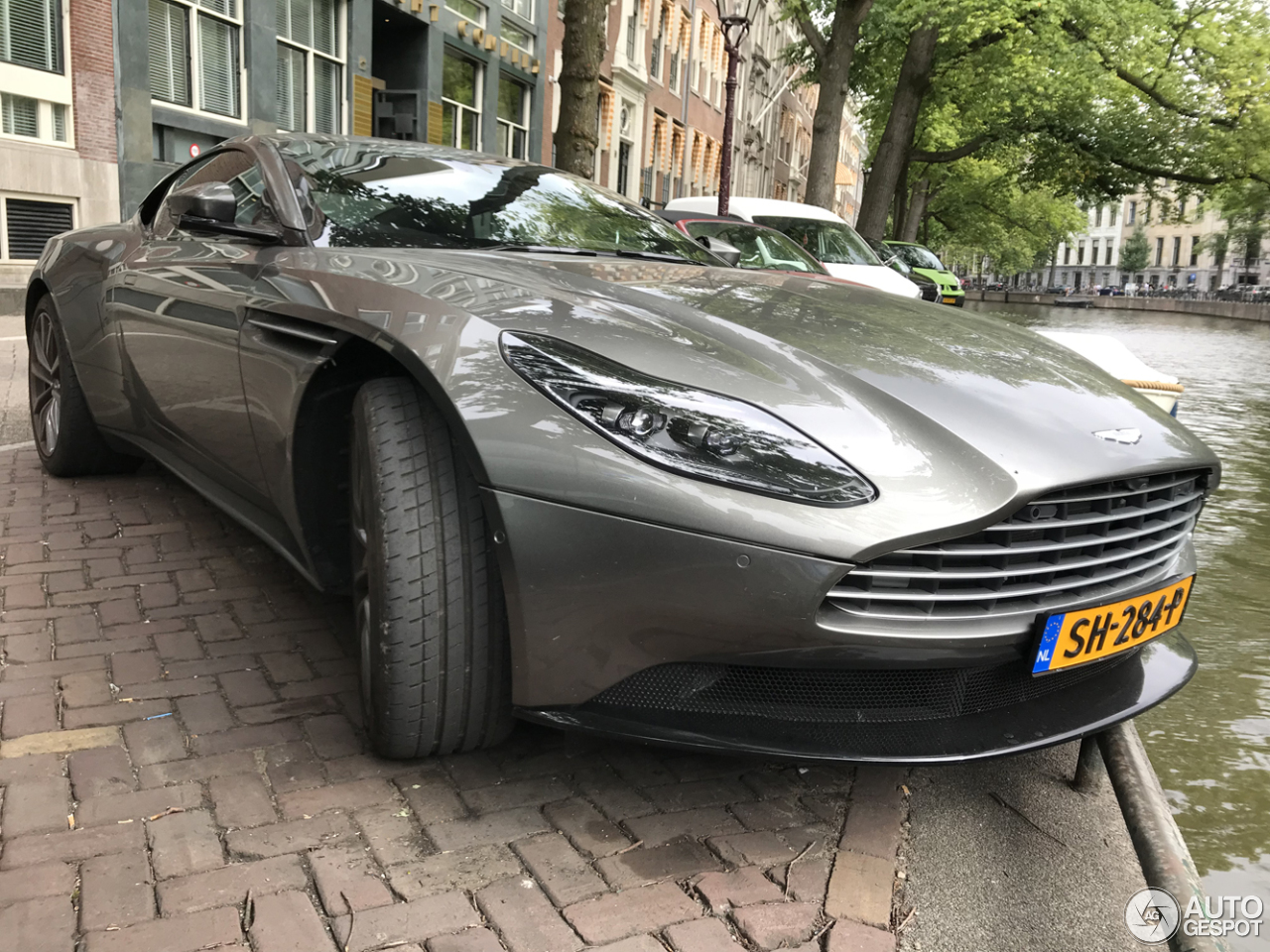 Aston Martin DB11 V8