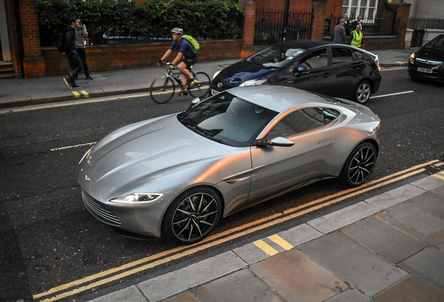 Aston Martin DB10