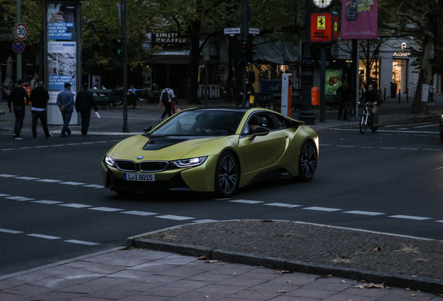 BMW i8 Protonic Frozen Yellow Edition