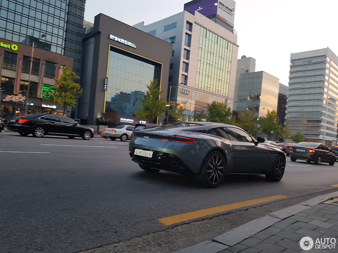 Aston Martin DB11 V8