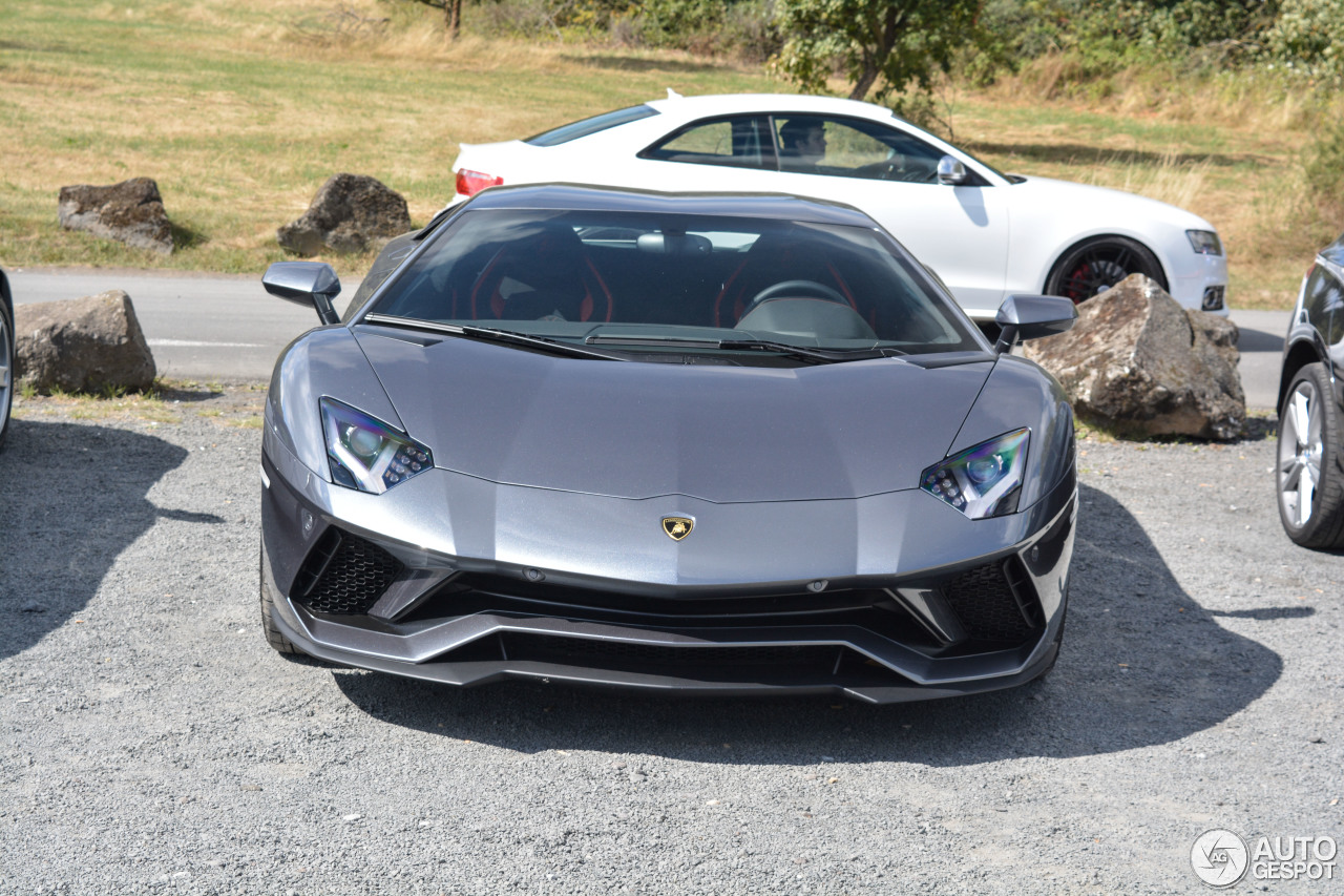 Lamborghini Aventador S LP740-4