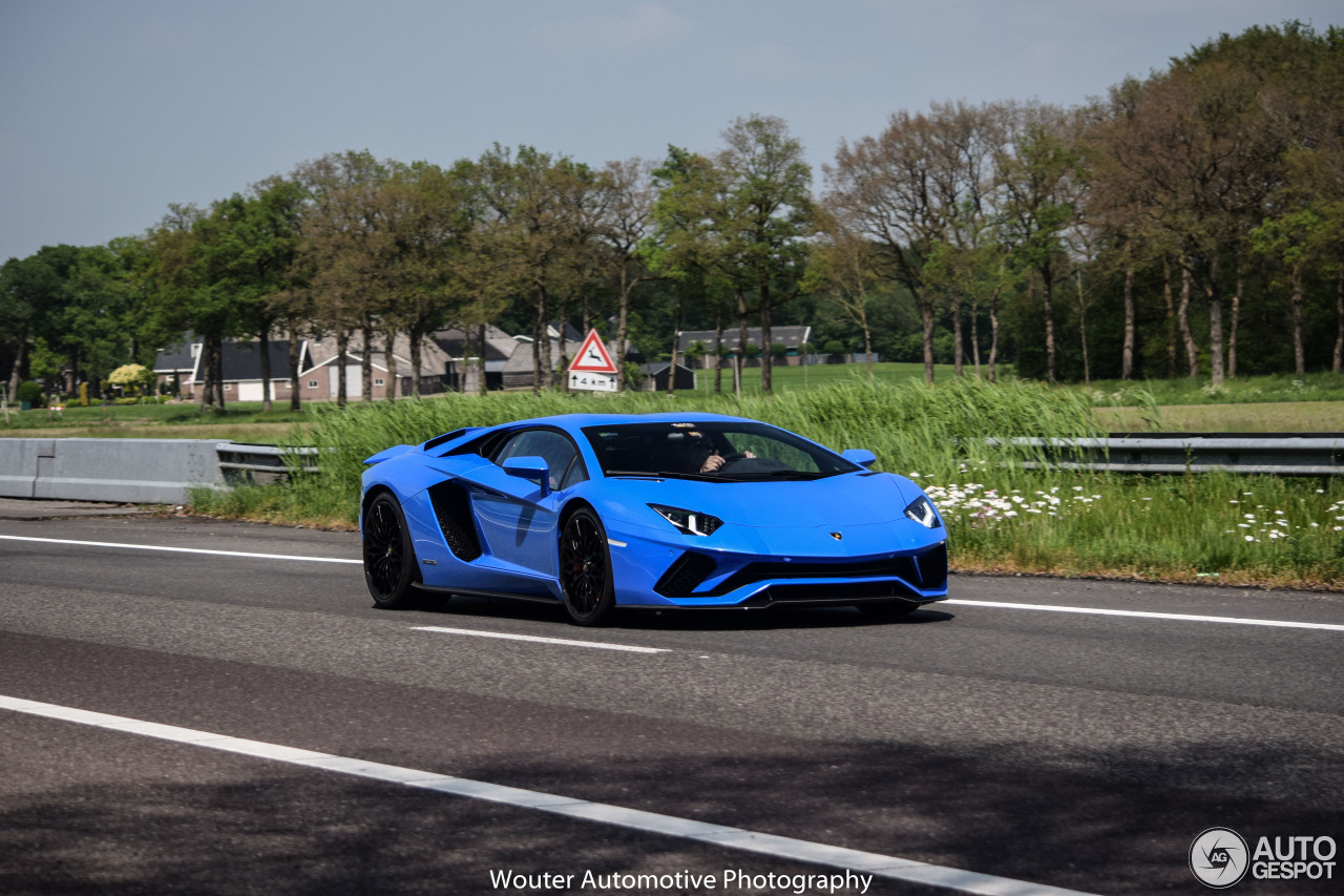 Lamborghini Aventador S LP740-4