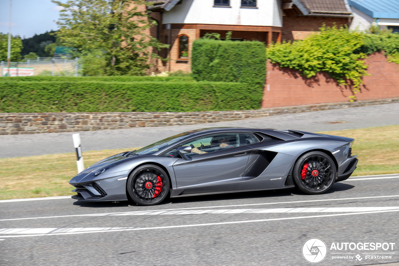 Lamborghini Aventador S LP740-4