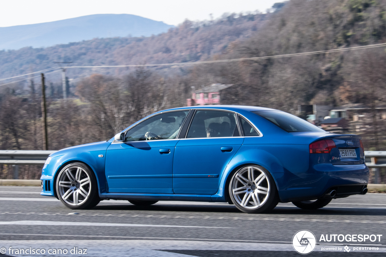 Blauwe Audi RS4 Sedan is een Spaanse heerlijkheid