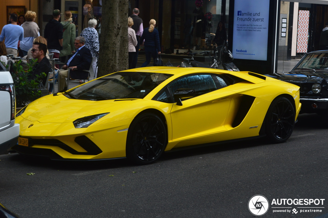 Lamborghini Aventador S LP740-4