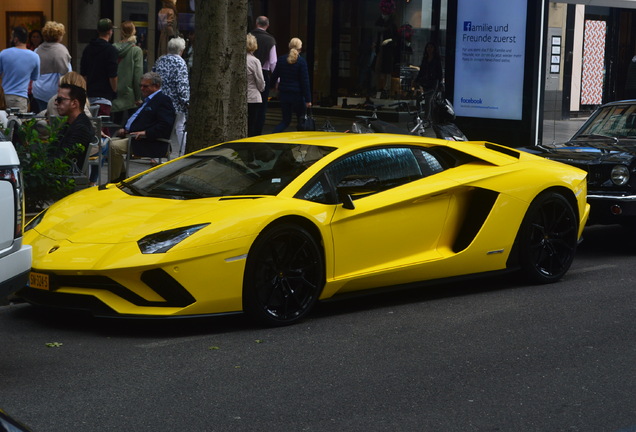 Lamborghini Aventador S LP740-4