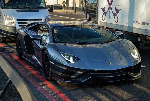 Lamborghini Aventador S LP740-4