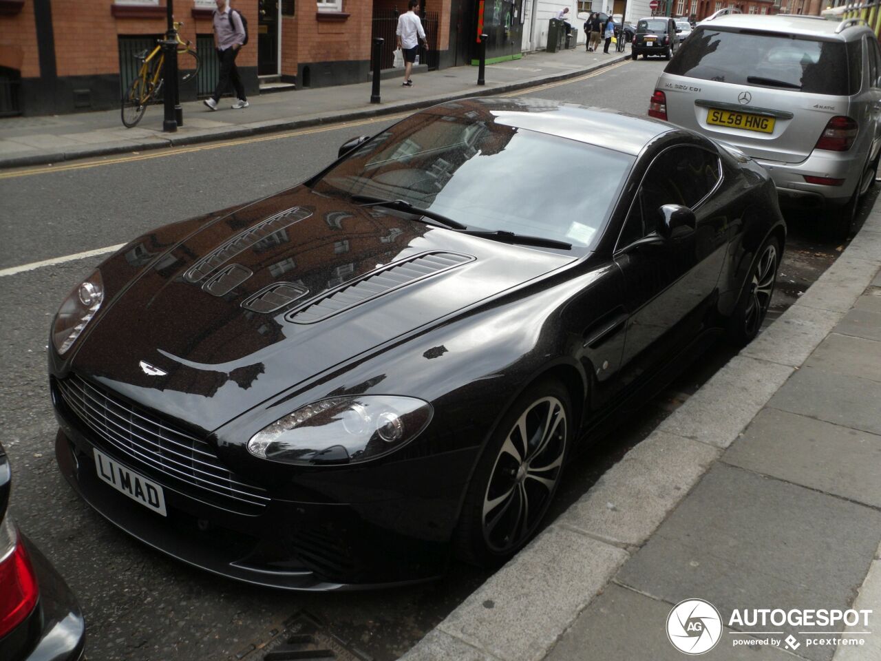 Aston Martin V12 Vantage Carbon Black Edition