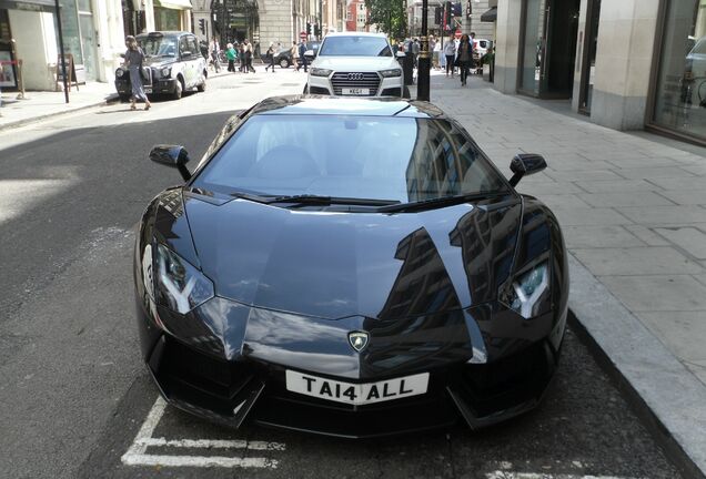 Lamborghini Aventador LP700-4