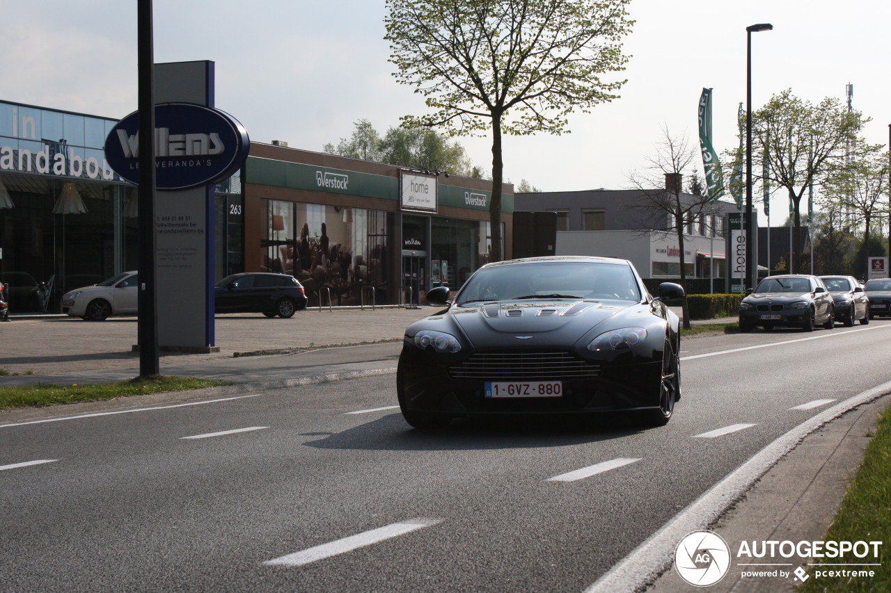 Aston Martin V12 Vantage Carbon Black Edition