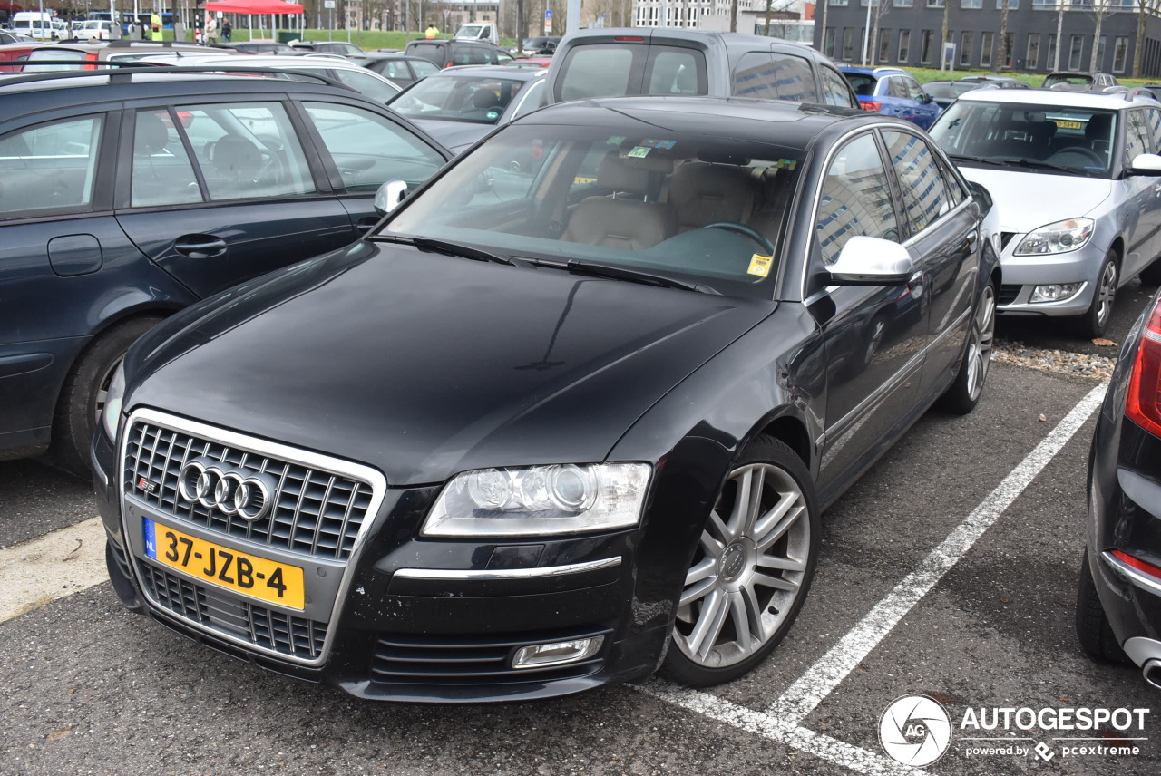 Audi S8 D3