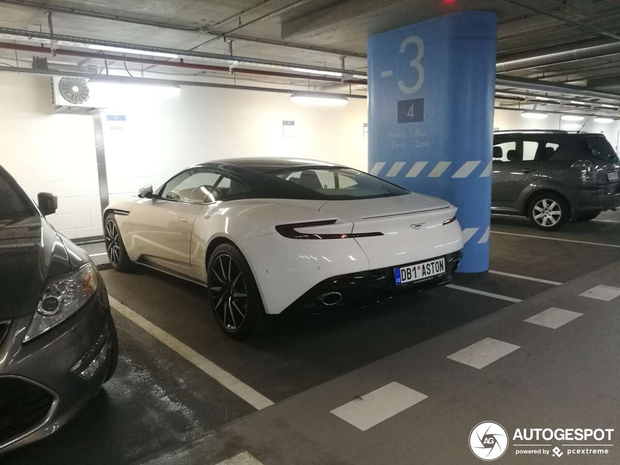 Aston Martin DB11