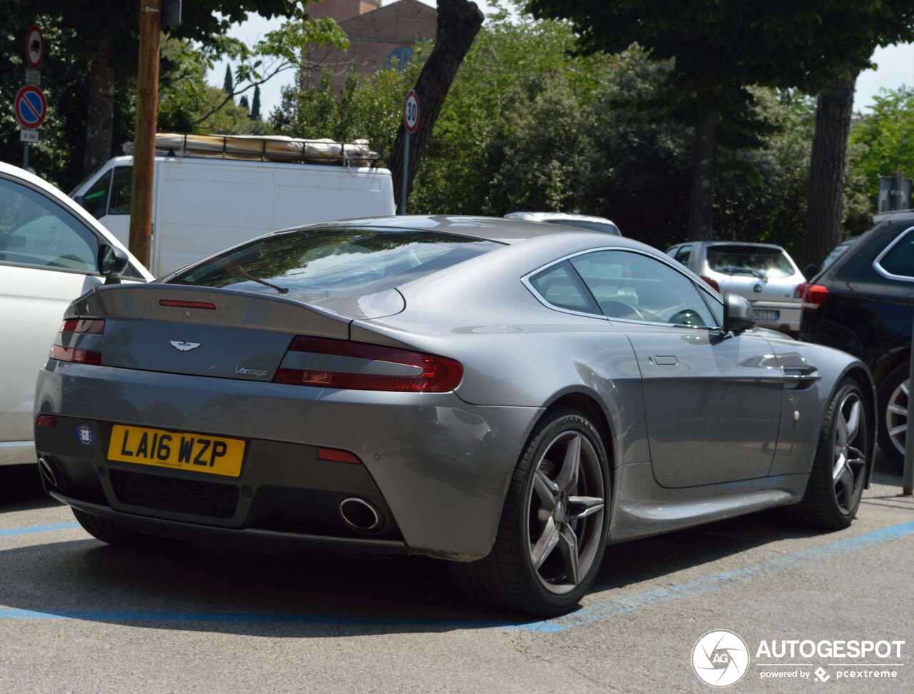 Aston Martin V8 Vantage 2012