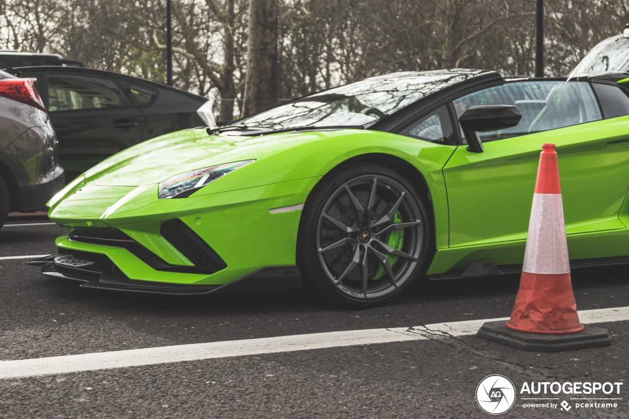 Lamborghini Aventador S LP740-4 Roadster Nero Design