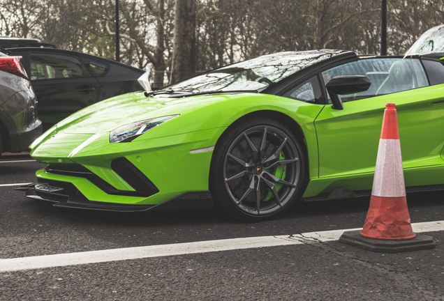 Lamborghini Aventador S LP740-4 Roadster Nero Design