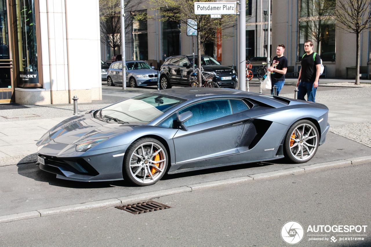 Lamborghini Aventador S LP740-4