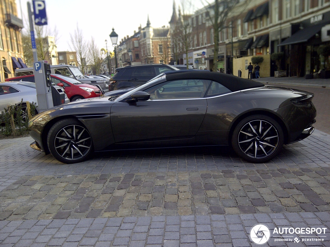 Aston Martin DB11 V8 Volante