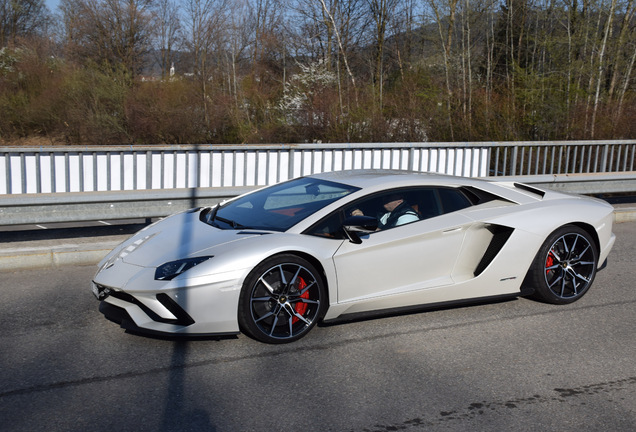 Lamborghini Aventador S LP740-4