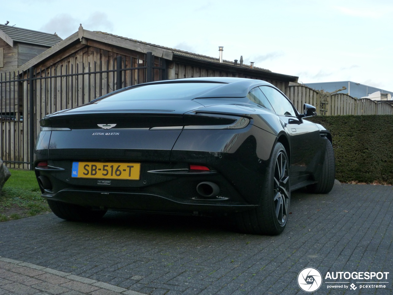 Aston Martin DB11 V8