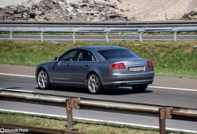 Audi S8 D3