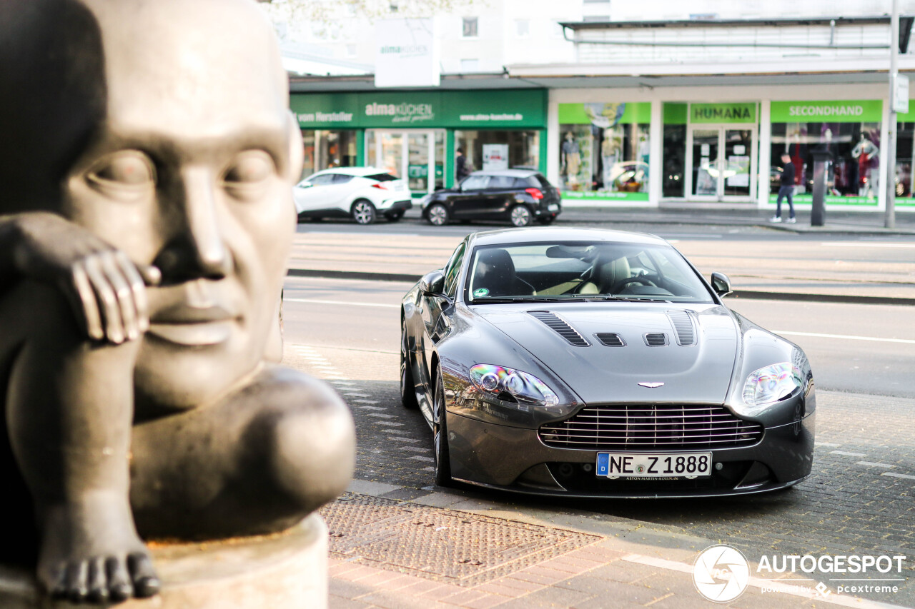 Aston Martin V12 Vantage