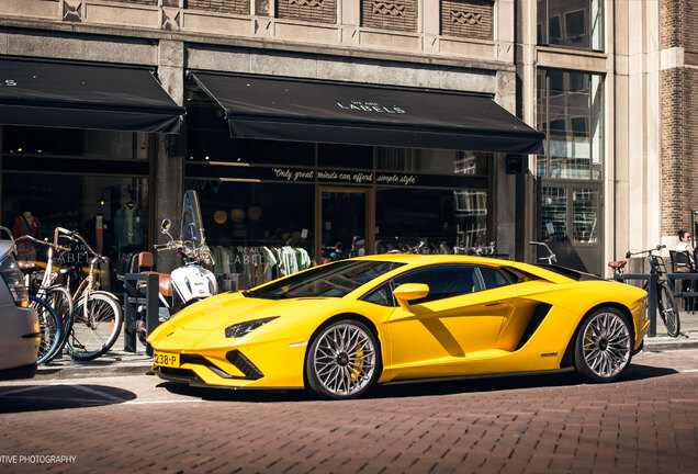 Lamborghini Aventador S LP740-4