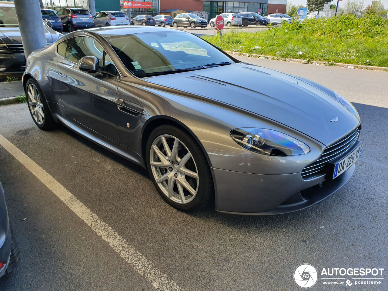 Aston Martin V8 Vantage 2012