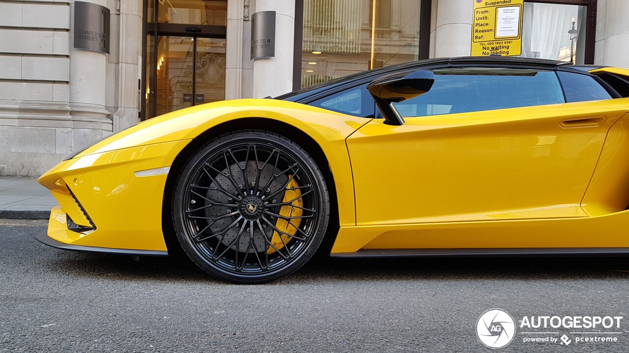 Lamborghini Aventador S Lp Roadster April Autogespot