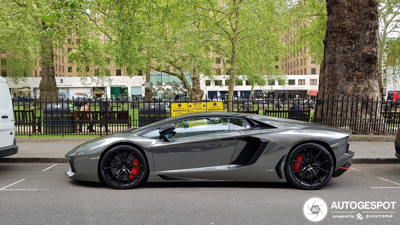 Lamborghini Aventador LP700-4 Roadster