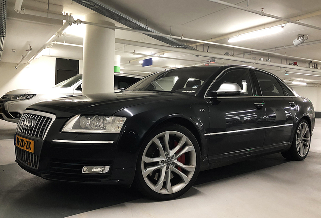 Audi S8 D3