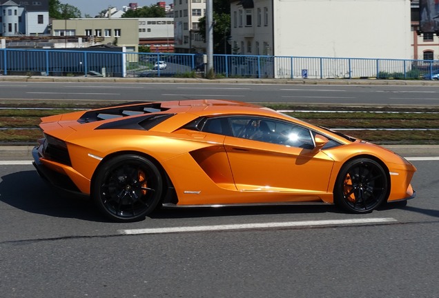 Lamborghini Aventador S LP740-4