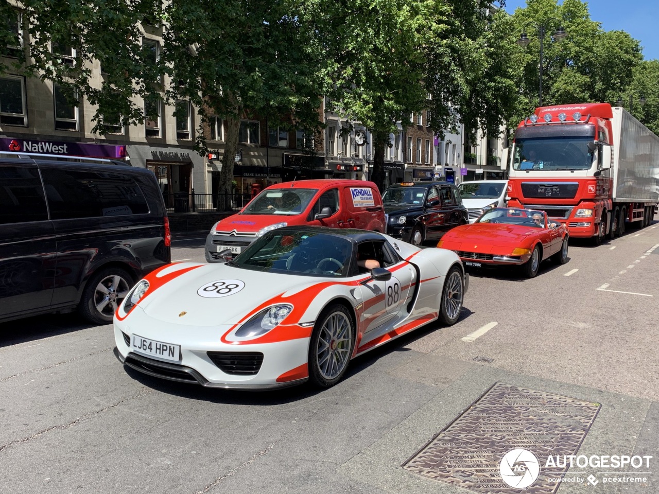 Porsche 918 Spyder Weissach Package