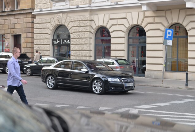 Audi S8 D3