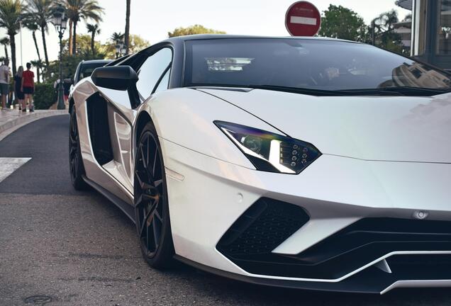 Lamborghini Aventador S LP740-4