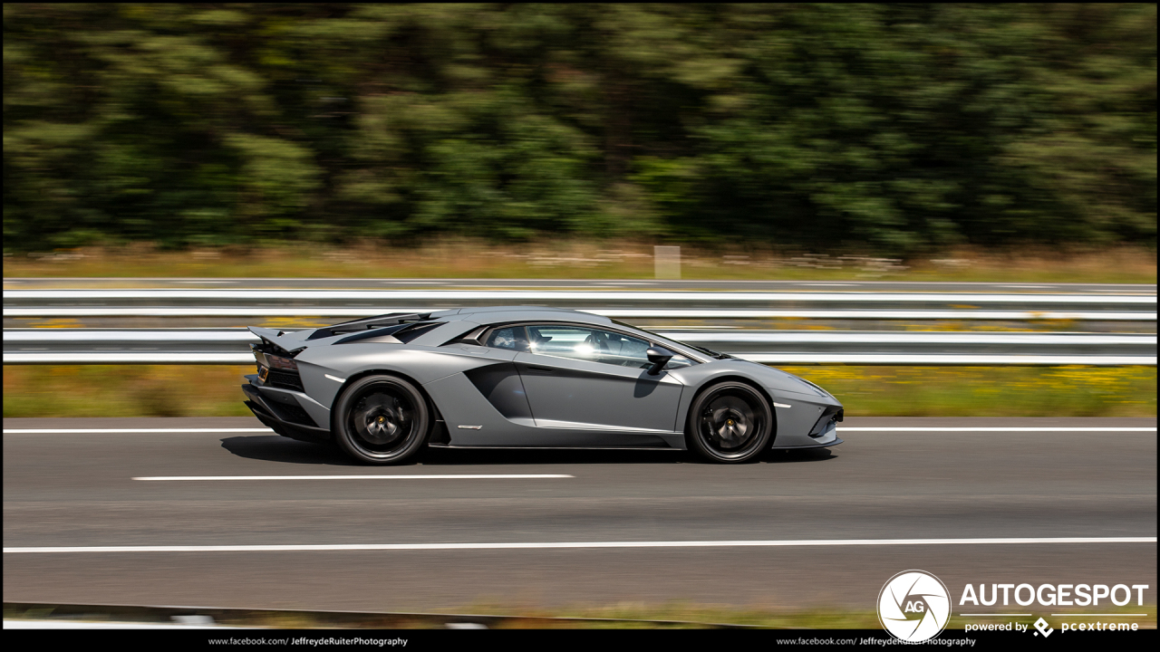 Lamborghini Aventador S LP740-4