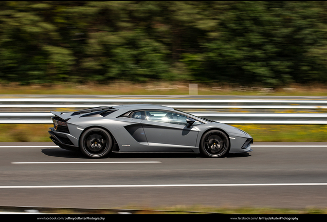 Lamborghini Aventador S LP740-4