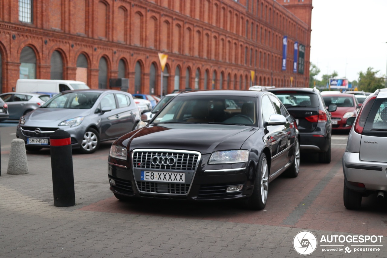 Audi S8 D3