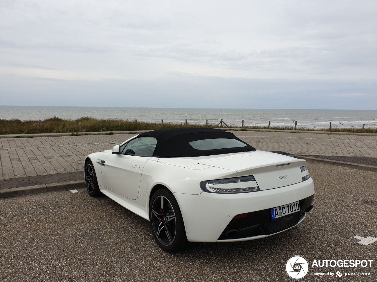 Aston Martin V8 Vantage Roadster 2012