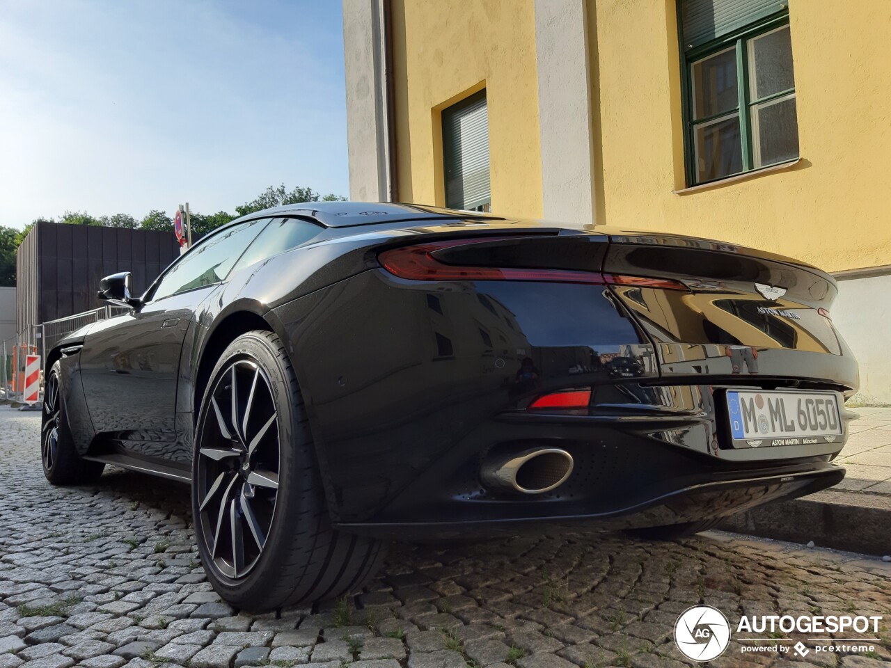 Aston Martin DB11 V8