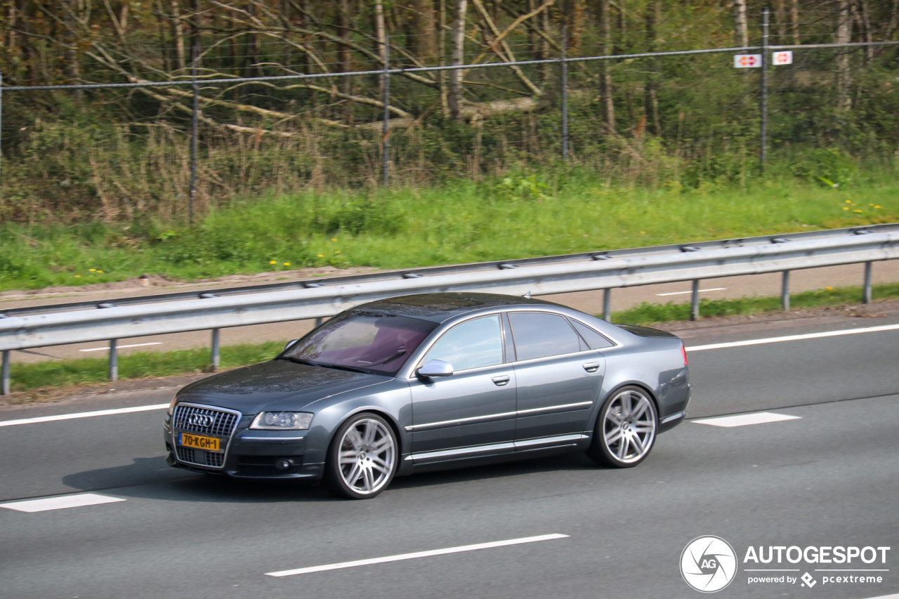 Audi S8 D3