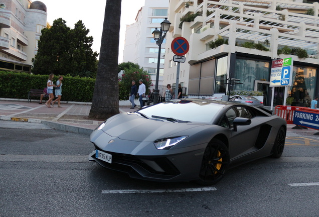 Lamborghini Aventador S LP740-4