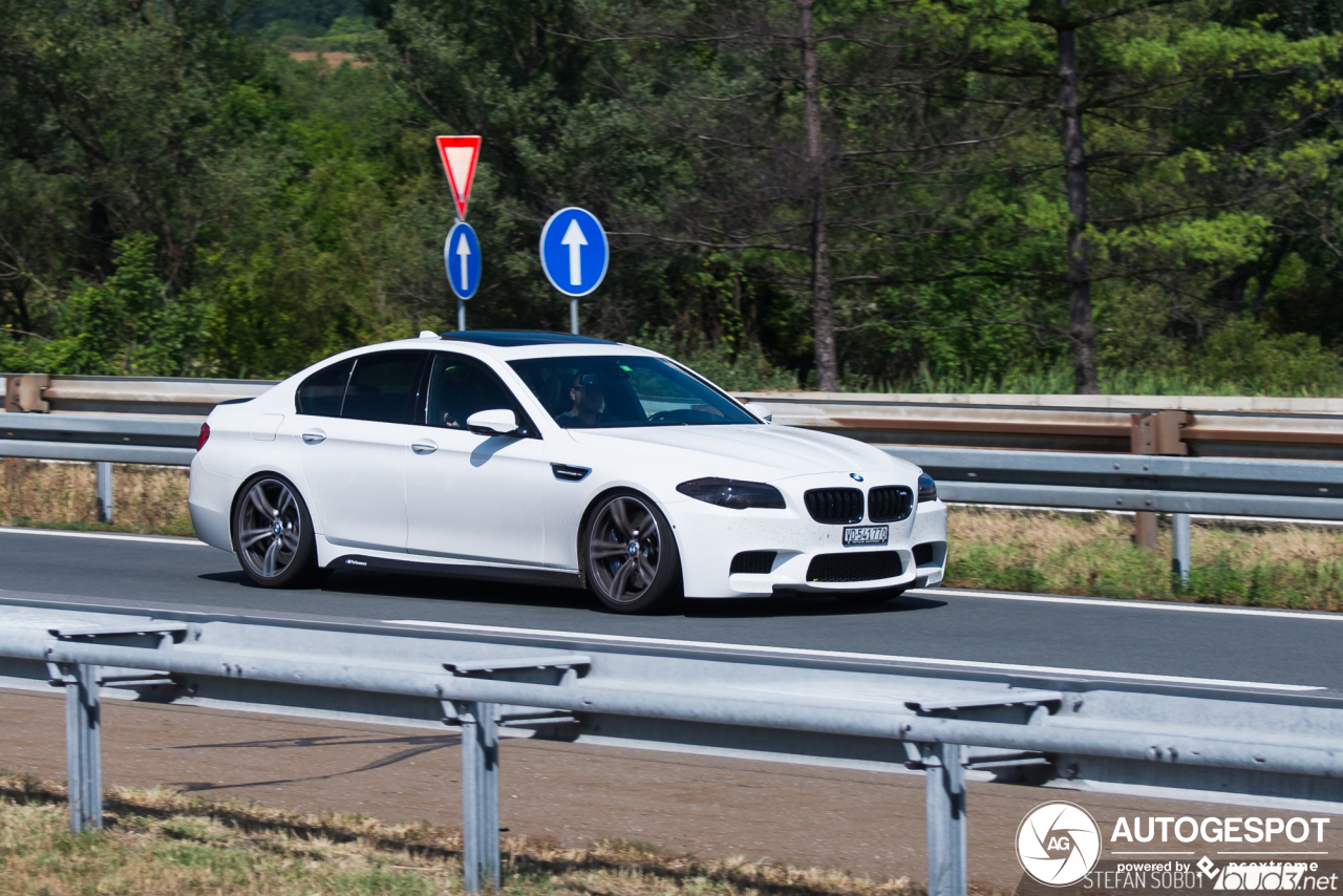 BMW M5 F10 2011