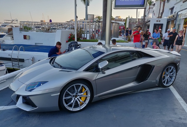 Lamborghini Aventador LP700-4