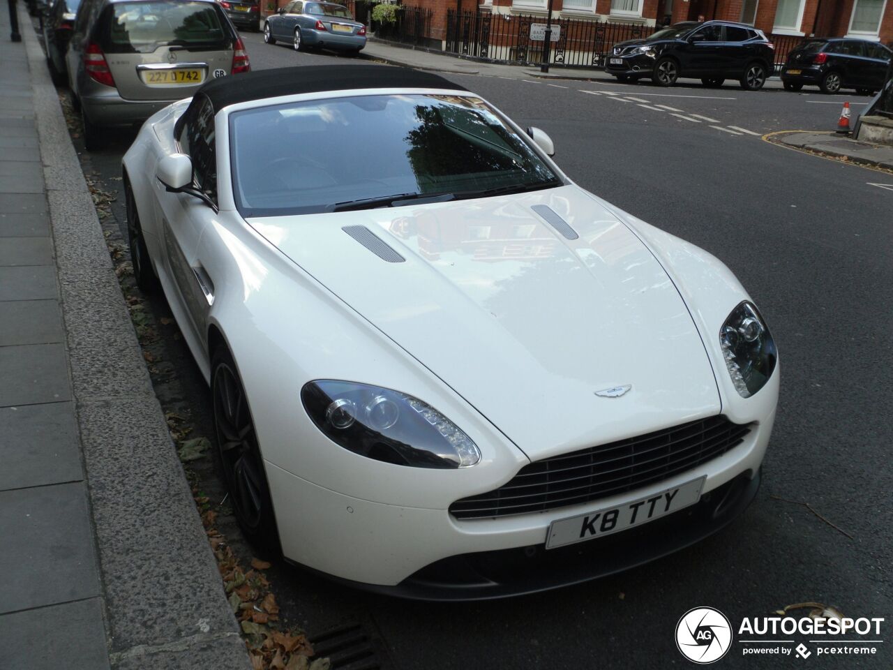 Aston Martin V8 Vantage Roadster 2012