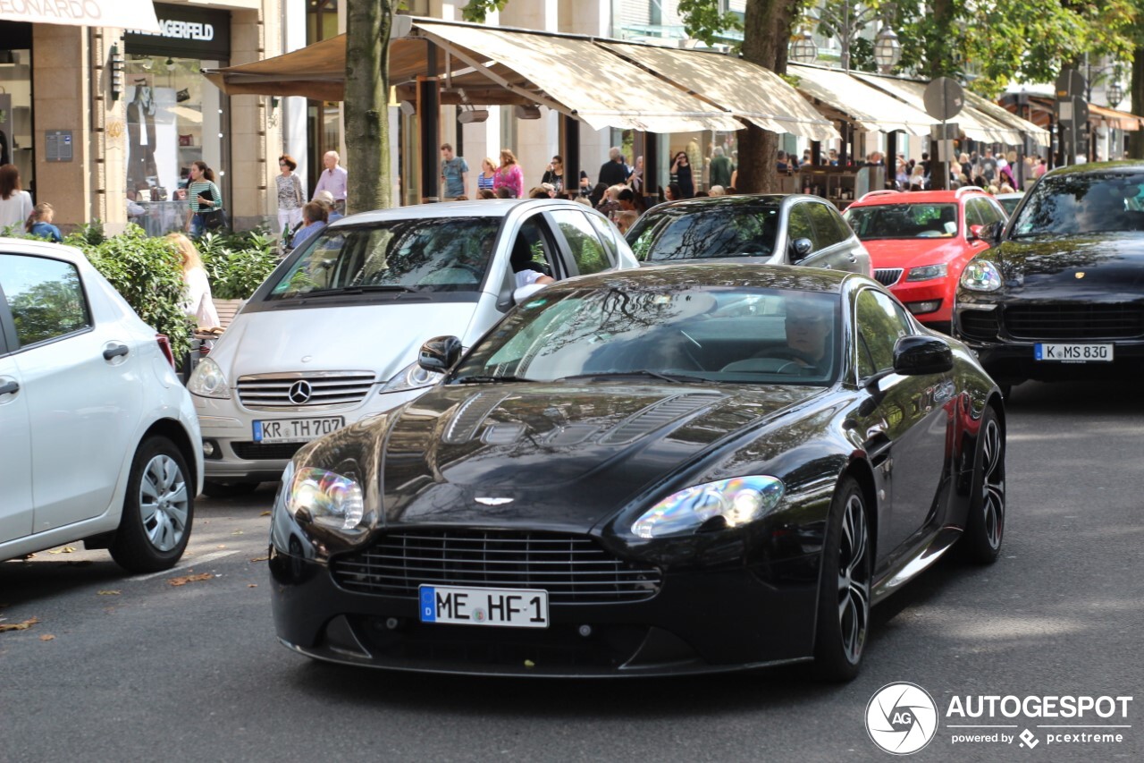 Aston Martin V12 Vantage Carbon Black Edition