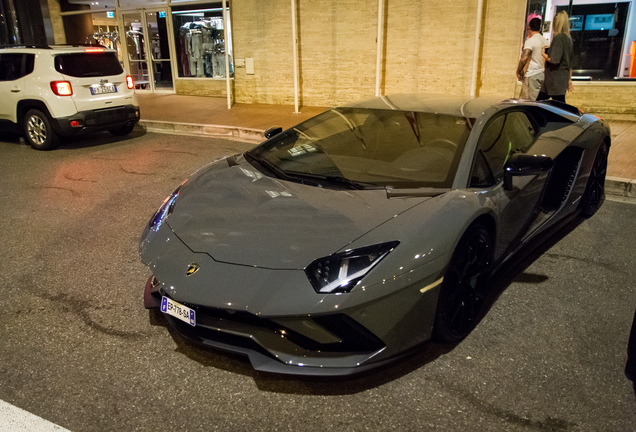 Lamborghini Aventador S LP740-4