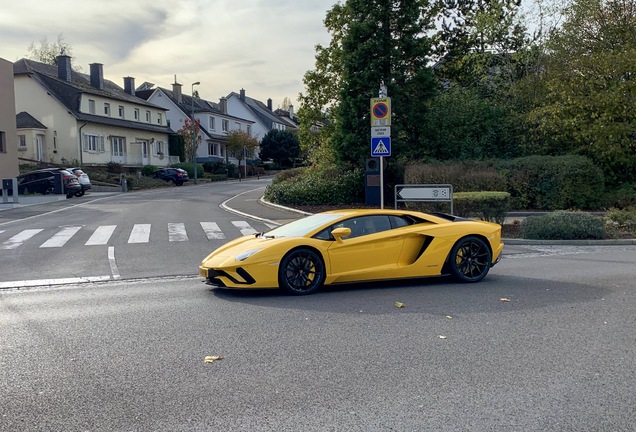 Lamborghini Aventador S LP740-4