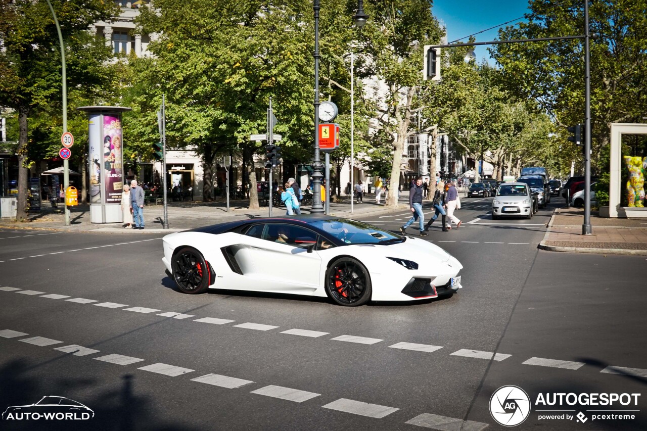 Lamborghini Aventador LP700-4 Pirelli Edition