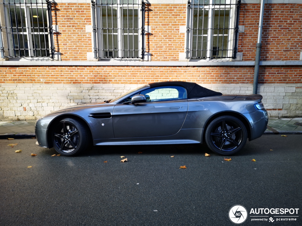 Aston Martin V8 Vantage Roadster 2012