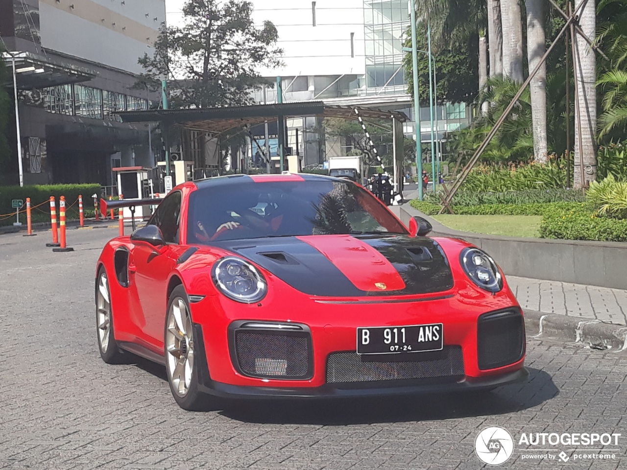 Deze Indonesier heeft een vermogen betaald voor zijn Porsche GT2 RS